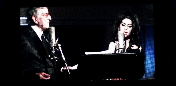 Tony Bennett canta com Amy Winehouse em vídeo exibido no telão do MTV Video Music Awards 2011 (29/08/2011)