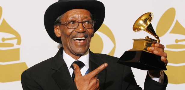 Willie 'Big Eyes' Smith posa com o prêmio pelo melhor álbum de blues tradicional "Joined At The Hip", durante a 53ª edição do Grammy, em Los Angeles