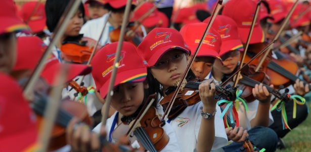 Mais de 4.600 estudantes de violino batem recorde em Taiwan 