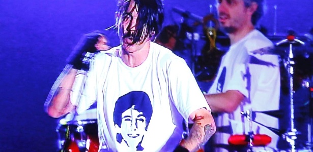 Anthony Kiedis usa camiseta com foto de Rafael, filho de Cissa Guimarães, em show do Red Hot Chili Peppers no Rock In Rio (24/09/2011)