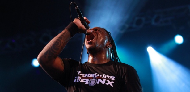 O vocalista Derrick Green canta durante show do Sepultura no Palco Sunset, no terceiro dia do Rock In Rio 2011 (25/9/11) - Raphael Mesquita/Photo Rio News