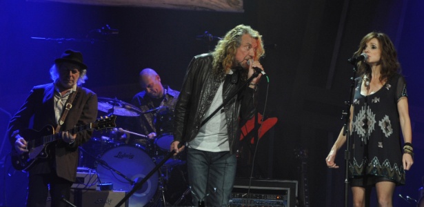 Buddy Miller (esq.) se apresenta em premiação da Associação Americana de Música ao lado de Marco Giovino, Robert Plant and Patty Griffin (14/10/11) - Getty Imagens