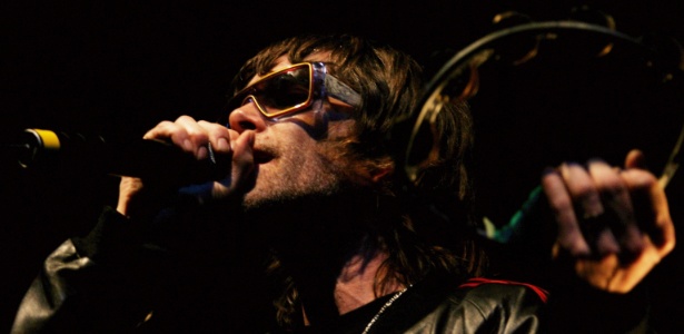 Ian Brown em apresentação na Inglaterra, em 2005, quando estava separado do Stone Roses. Integrantes voltam a tocar juntos em junho deste ano - Getty Images