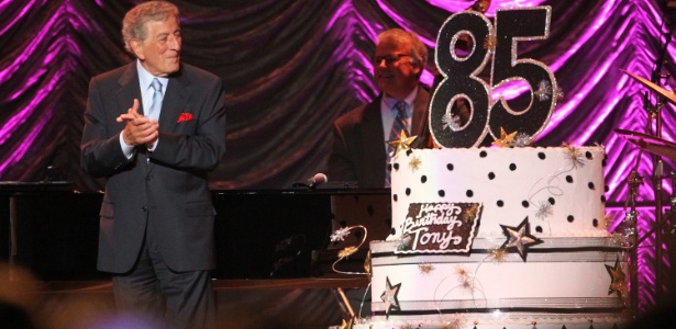 Tony Bennett comemora 85 anos durante apresentação em concerto beneficente no Staples Center, em Los Angeles (24/09/2011) - Getty Images