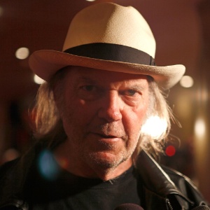 O músico Neil Young vai lançar álbum duplo com a banda Crazy Horse em outubro - Peter Bregg/ Getty Images