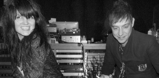 Alison Mosshart  e James Hince durante a gravação de "Blood Pressures" (10/2/2011) - Facebook/TheKills
