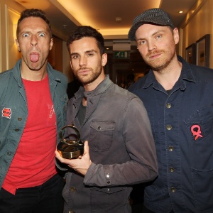 Chris Martin (à esquerda), Guy Berryman e Jonny Buckland, do Coldplay seguram o troféu de melhor banda da atualidade no "Q Awards" - Getty Images