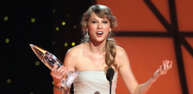 Cantora Taylor Swift discursa ao receber o troféu de artista do ano no CMA 2011, em Nashville (10/11/2011)