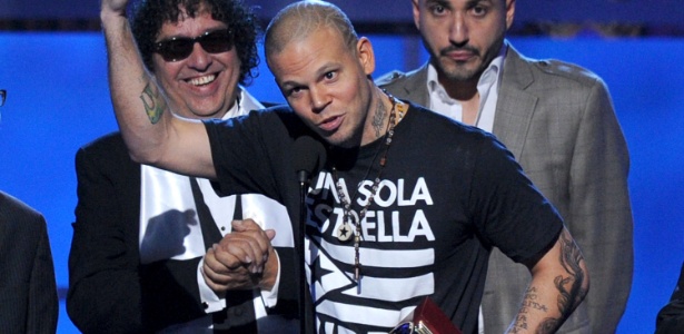 René Perez Joglar (Residente) do Calle 13 recebe o quarto prêmio da dupla durante o 12º Grammy Latino (11/11/11)