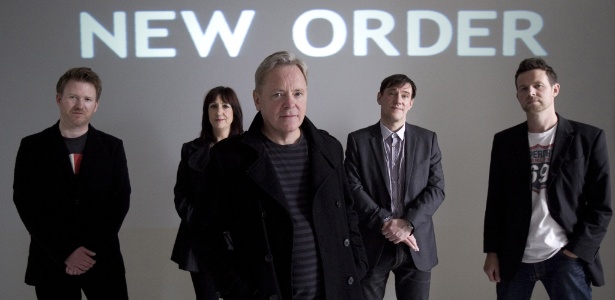 A tecladista Gillian Gilbert posa ao lado dos integrantes do New Order