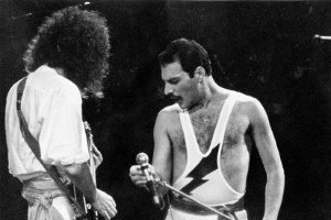 O vocalista Freddie Mercury durante show do Queen no estádio do Morumbi, em São Paulo, em 1981 - Reprodução