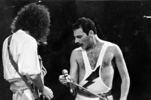 O vocalista Freddie Mercury durante show do Queen no estádio do Morumbi, em São Paulo, em 1981 - Reprodução