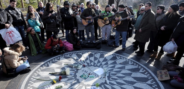 Fãs prestam homenagem a John Lennon no Central Park, em Nova York (8/12/2011)