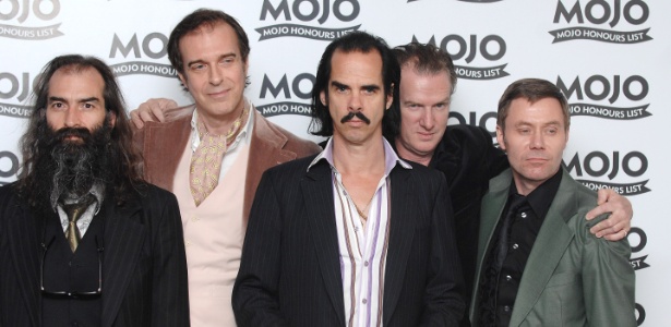 A banda Nick Cave and The Bad Seeds mostram seu prêmio MOJO (16/6/8) - Getty Images