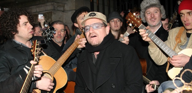 Vocalista do U2, Bono Vox, faz show nas ruas da Irlanda e atrai fãs (24/12/11) - Grosby Group