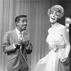 A cantora Kanye Stevens ao lado de Sammy Davis Jr. durante uma apresentação em um programa de TV, em 6 de janeiro de 1967 - AP Photo