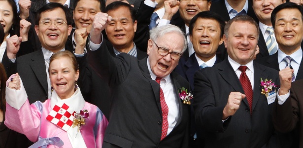 Warren Buffett (ao centro) posa ao lado de funcionários da TaeguTec, na Coreia do Sul (21/03/11)