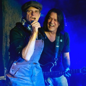 Os membros do Van Halen. Eddie Van Halen e David Lee Roth, fazem apresentação em casa noturna de Nova York (05/01/12) - AP