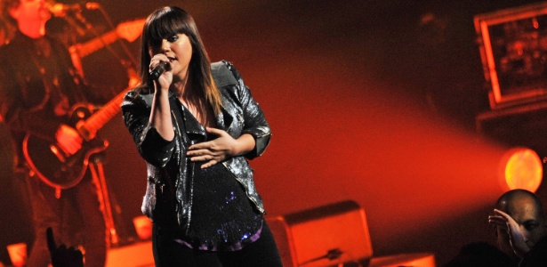 Kelly Clarkson homenageia a cantora Etta James em show realizado no Radio City Music Hall, em Nova York (21/01/12) - Getty Images