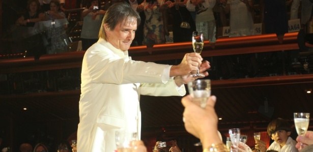 Roberto Carlos faz um brinde com a plateia do cruzeiro "Emoções em Alto mar", ao som da música "Champagne" (5/2/12)