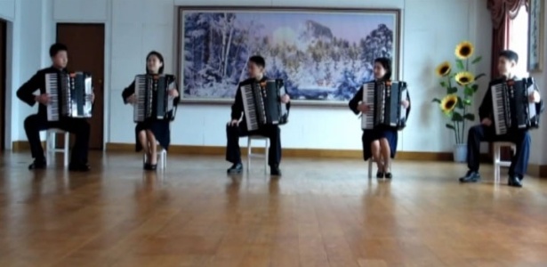Grupo de acordeonistas da Coreia do Norte ficou famoso com versão para música do A-Ha - BBC