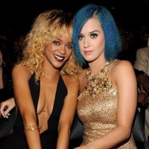 Com decotes generosos, Rihanna e Katy Perry posam para fotos na cerimônia do Grammy (12/2/12) - Getty Images