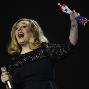 Adele comemora prêmio de melhor álbum britânico, por "21", no Brit Awards (21/2/2012) - AFP PHOTO / LEON NEAL