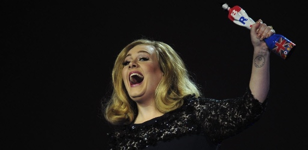 Adele comemora prêmio de melhor álbum britânico, por "21", no Brit Awards (21/2/2012) - Leon Neal/AFP