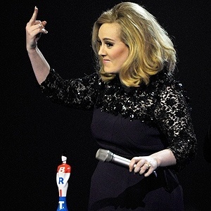 Adele faz gesto obseceno no Brit Awards