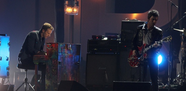 Chris Martin e Noel Gallgher tocam juntos no Brit Awards (21/2/2012) - Dave Hogan/Getty Images