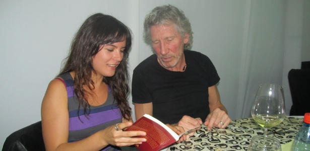 Líder estudantil Camila Vallejo conhece o músico Roger Waters, em Santiago, no Chile (1/3/12)