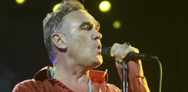 O cantor Morrissey com as unhas pintadas em show no Rio (9/3/2012) - AgNews