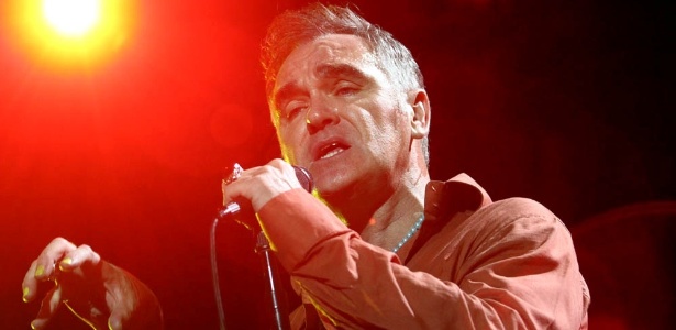 O cantor Morrissey com as unhas pintadas em show no Rio (9/3/2012) - Ricardo Cassiano/UOL