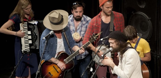 Membros das bandas folk Mumford & Sons, Edward Sharpe and the Magnetic Zeroes e Old Crow Medicine Show tocam juntas no SXSW (18/3/2012) - Reuters