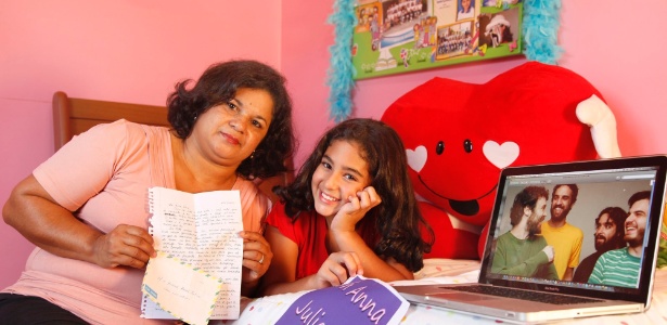 Rosilda Barros da Silva Antunes e a filha exibem orgulhosas a carta que receberam da musa inspiradorados Los Hermanos, Anna Julia (16/3/12)  - Antônio Teixeira / UOL