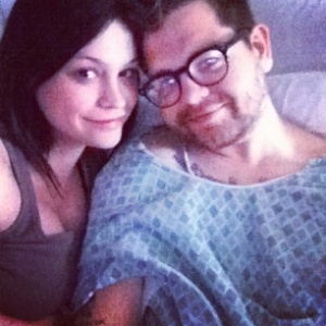 Jack Osbourne posa ao lado da namorada depois de cirurgia para retirada do apêndice (26/3/2012)
