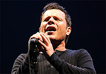 O cantor Toni Platão durante apresentação no Auditório Ibirapuera (25/10/07)