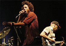 O vocalista Zack de la Rocha e o guitarrista Tom Morello durante o show em Coachella